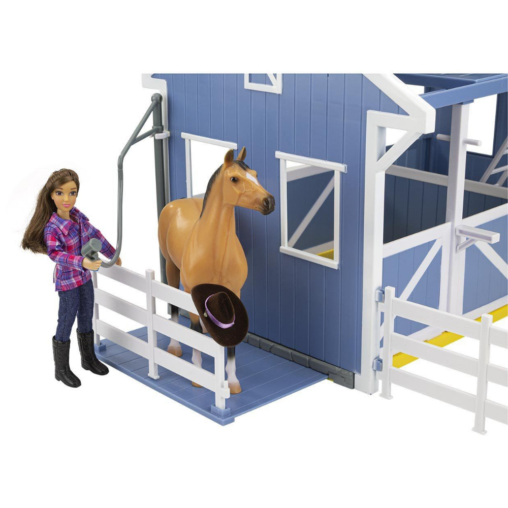 Breyer Deluxe Country Stable with Horse & Wash Stall